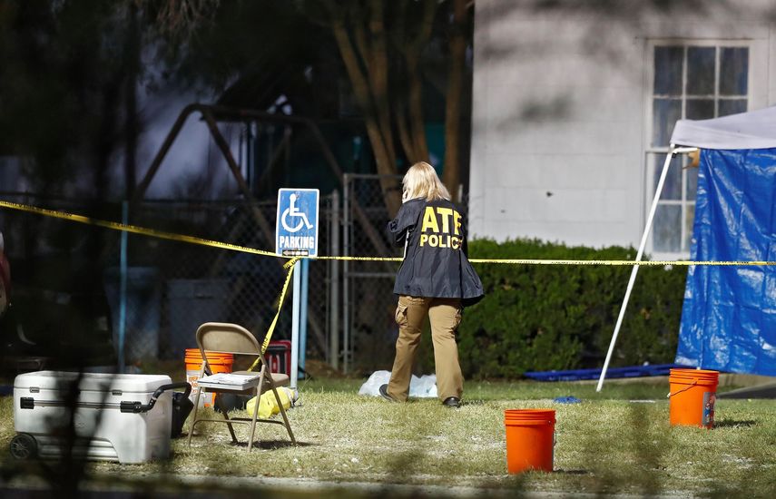 El tiroteo en Texas ocurrió cuando un hombre, identificado por los  medios de comunicación como Devin Kelley, disparó con un rifle de asalto  semiautomático contra los feligreses que asistían a un servicio  religioso.