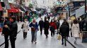 Peatones con máscaras faciales caminan en el distrito de Montorgueil, en París el 2 de noviembre de 2020. Peatones con máscaras faciales caminan en el distrito de Montorgueil, en París el 2 de noviembre de 2020.
