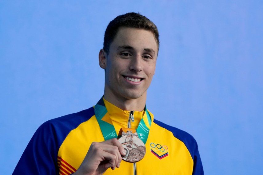 El venezolano Alfonso Mestre posa con su medalla de bronce en el podio de los 1.500 metros libre de la natación de los Juegos Panamericanos en Santiago, Chile, el miércoles 25 de octubre de 2023.&nbsp;