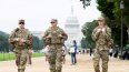 Miembros de la Guardia Nacional patrullan cerca del Capitolio de EEUU, en el National Mall en Washington, DC, el 20 de agosto de 2025.