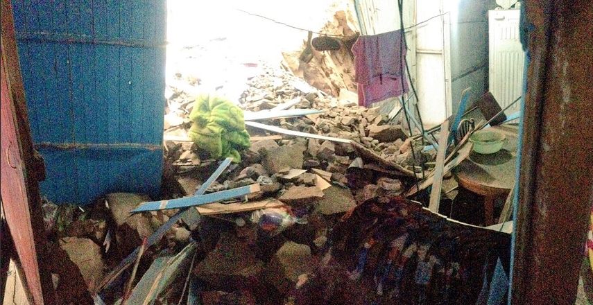 Al ser una zona sin vegetación, las piedras se deslizaron y cayeron sobre varias casas de madera, dejando a una adolescente de 15 años atrapada hasta que los vecinos lograron sacarla de debajo de los escombros