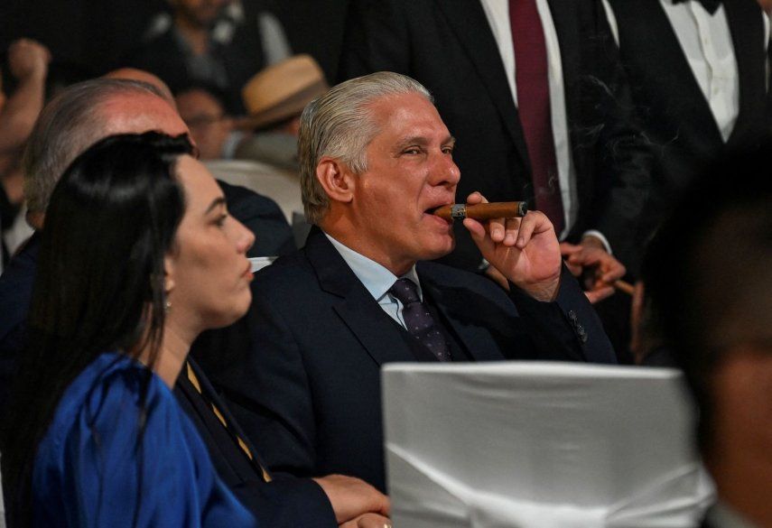 El gobernante cubano Miguel Díaz-Canel fuma un puro durante una subasta de humidores celebrada como parte de la ceremonia de clausura del XXV Festival del Habano en La Habana, el 28 de febrero de 2025.&nbsp;