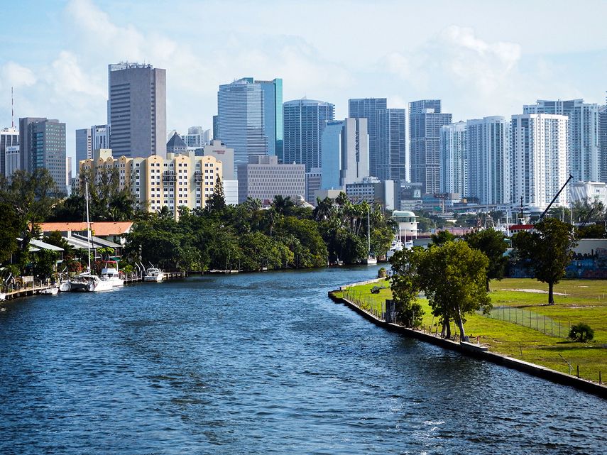 Vista parcial del centro de Miami y el río de la ciudad.