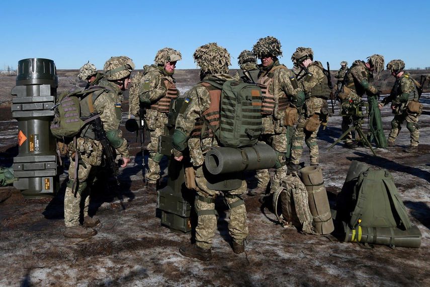 Fuerzas Armadas de Ucrania en un lugar desconocido muestra a militares ucranianos participando en ejercicios.
