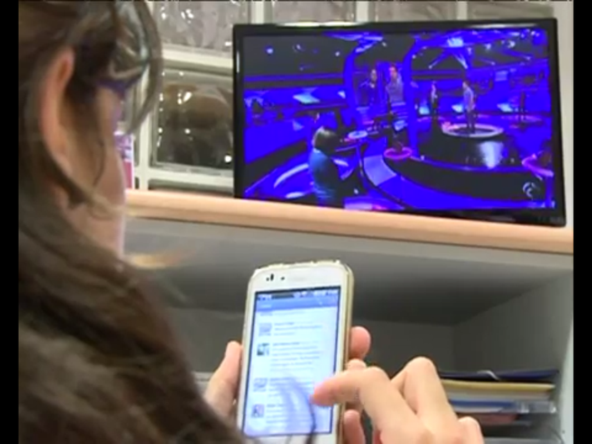 Ahora, los usuarios consumen información tanto por sus móviles como por la TV. 