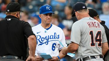 Foto del 14 de junio del 2021, el entrenador de banca de los Reales de Kansas City Pedro Grifol se reúne con el mánager de los Tigres de Detroit A.J. Hinch y los umpires. El martes 1 de noviembre del 2022, los Medias Blancas contratan a Grifol como nuevo mánager para suplir a Tony La Russa.&nbsp;