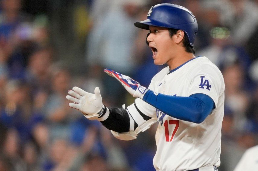 Shohei Ohtani, de los Dodgers de Los Ángeles, celebra un jonrón de dos carreras con el que adelantó a su equipo en al pizarra en el séptimo inning del juego de la MLB contra los Diamondbacks de Arizona, el 2 de julio de 2024, en Los Ángeles.&nbsp;