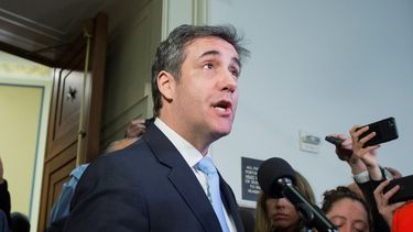 Michael Cohen, exabogado personal del presidente Donald Trump, responde preguntas de la prensa tras testificar en el Comité de Supervisión y Reforma de la Cámara Baja, el 27 de febrero de 2019, en Washington.