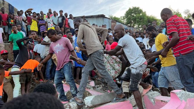 Varias personas ayudan a una persona herida después de que una casa se derrumbó debido a un terremoto en Jeremie, al sur de Haití, el 6 de junio de 2023.&nbsp;