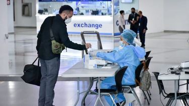 Un pasajero se somete a los nuevos protocolos de seguridad para detectar el COVID-19, que las autoridades están aplicando en aeropuertos de República Dominicana.&nbsp;