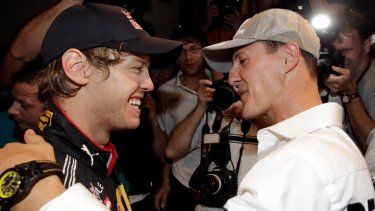 El piloto Sebastián Vettel (izquierda) y la leyenda del automovilismo, Michael Schumacher, celebran luego de que el primero se convirtiera en campeón de la Fórmula 1 en 2010.