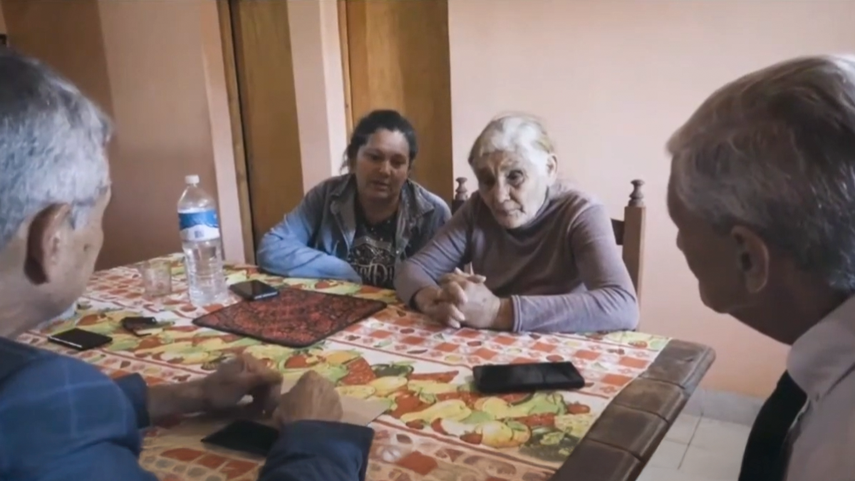 Miembros del IID hablan con familiares del campesino argentino Manuel Ascencio Ardiles