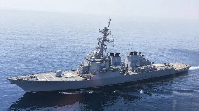 El buque de guerra de EEUU Paul Hamilton después de pasar por el estrecho de Ormuz el viernes 19 de mayo de 2023. Los jefes de las Armadas estadounidense, británica y francesa con base en el Medio Oriente transitaron el viernes por el estrecho a bordo del buque estadounidense, como señal de su postura unificada para mantener abierta la crucial vía navegable después de que Irán se apoderara de dos buques petroleros.&nbsp;