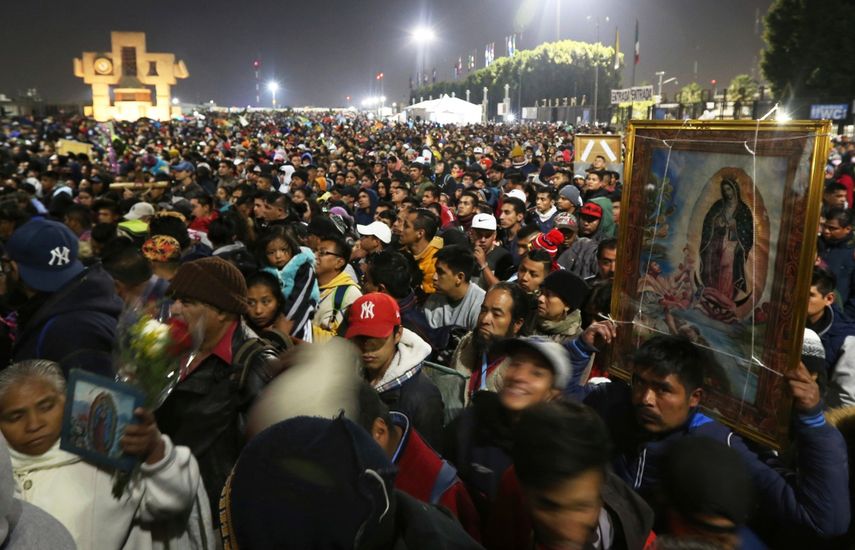 Gente pasa frente a un campamento de carpas camino de la Bas&iacute;lica de la Virgen de Guadalupe en Ciudad de M&eacute;xico en la peregrinaci&oacute;n anual, jueves 12 de diciembre de 2019.