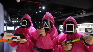 Los participantes participan en un evento en el que juegan los juegos del gran éxito de Netflix Squid Game en el Centro Cultural Coreano en Abu Dhabi, el 12 de octubre de 2021.&nbsp;