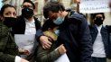 Cismary Marcano, en el centro, es abrazada durante una protesta contra la extradición de su esposo venezolano Ernesto Quintero en Madrid.