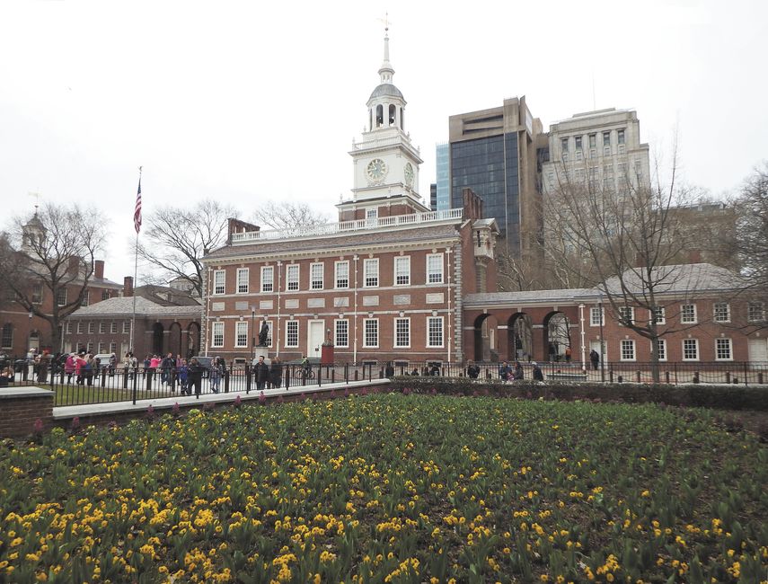 La Declaración de Independencia fue adoptada en la antigua casa de la asamblea de Pennsylvania, que hoy conocemos como Independence Hall.