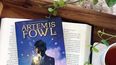 En palabras de su director, Kenneth Branagh, autor de otras obras como Thor o Murder on the Orient Express (2017), el universo de Artemis Fowl es un mundo de ciencia conectado con un mundo de magia.
