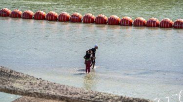 Migrantes buscan cruzar el río Bravo y las boyas para llegar a Estados Unidos.&nbsp;