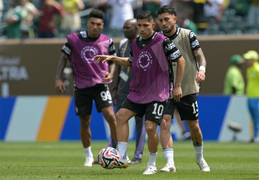 El delantero venezolano #10 del Botafogo, Jefferson Savarino (al frente), y el defensa brasileño #13 del Botafogo, Alex Telles, calientan antes del partido de octavos de final de la Copa Mundial de Clubes de la FIFA 2025 entre Palmeiras y Botafogo, en el estadio Lincoln Financial Field en Filadelfia el 28 de junio de 2025.&nbsp;