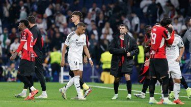 El delantero francés del Real Madrid, Kylian Mbappé, abandona el terreno de juego después del partido de fútbol de la jornada 4 de la fase de liga de la UEFA Champions League contra el AC Milan en el estadio Santiago Bernabéu, el 5 de noviembre de 2024.