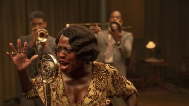 En esta imagen difundida por Netflix, Chadwick Boseman, Viola Davis y Colman Domingo, de izquierda a derecha, en una escena de Ma Raineys Black Bottom.