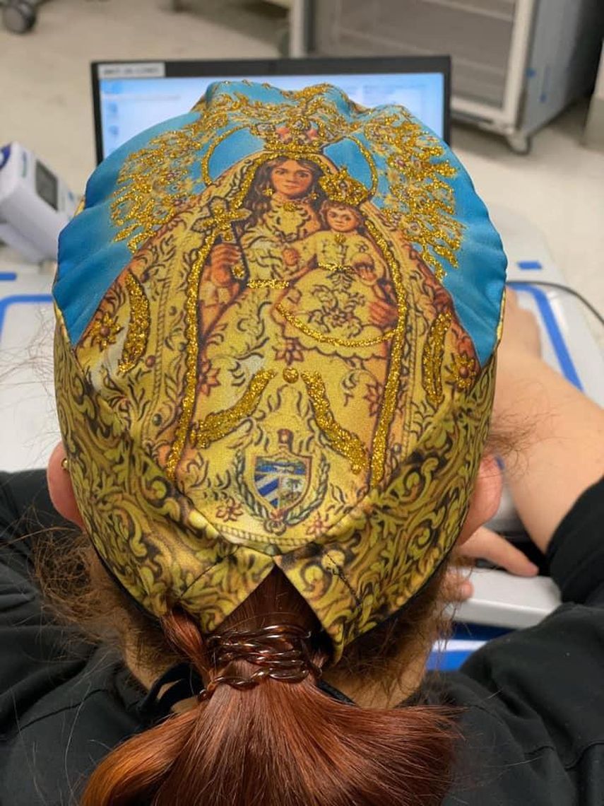 Uno de los gorros dise&ntilde;ados por Yas Gonz&aacute;lez con el fin de donarlos a personal m&eacute;dico en Miami.&nbsp;