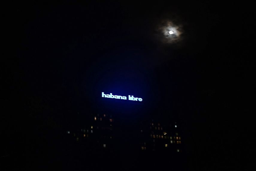 El Hotel Habana Libre con electricidad durante un apagón nacional causado por un fallo en la red eléctrica en La Habana el 18 de octubre de 2024.&nbsp;