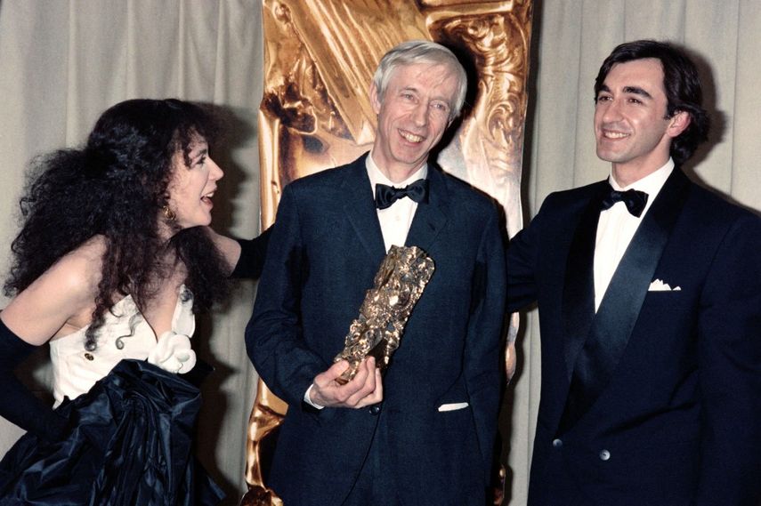 En esta foto de archivo tomada el 22 de febrero de 1986, Michel Deville, ganador del Premio César al Mejor Director por Death in a French Garden, posa con la actriz Carole Laure y el actor Christophe Malavoy durante la XI Ceremonia de entrega de los Premios César en París. Michel Deville, director del cine francés, ha fallecido a los 91 años.