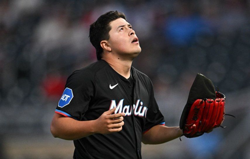 El mexicano Valente Bellozo, de los Marlins de Miami, abandona el montículo tras lanzar el primer inning de un juego, el 26 de septiembre de 2024.