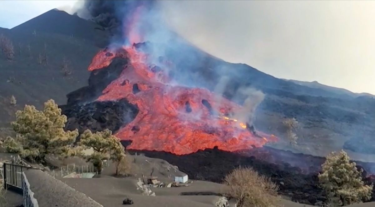 Esta captura de imagen tomada de un video publicado por el Instituto Geológico y Minero de España (IGME-CSIC) muestra una de las corrientes de lava que fluye y transporta piedras de bloques masivos después de que un cono colapsara en el lado norte del volcán Cumbre Vieja, en las Islas Canarias. de La Palma. Esta captura de imagen tomada de un video publicado por el Instituto Geológico y Minero de España (IGME-CSIC) muestra una de las corrientes de lava que fluye y transporta piedras de bloques masivos después de que un cono colapsara en el lado norte del volcán Cumbre Vieja, en las Islas Canarias. de La Palma.