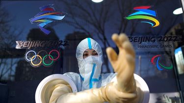 Un trabajador se apresta a aplicar una prueba de COVID-19 en los Juegos Olímpicos de Invierno en Beijing, martes 1 de febrero de 2022