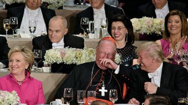 El introductor de embajadores fue el cardenal Timothy Dolan, Arzobispo de Nueva York, quien sentó a cada uno a su lado en la gala de recaudación de fondos Alfred E. Smith