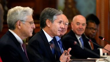 El secretario de Estado de Estados Unidos, Antony Blinken, habla durante un desayuno de trabajo con el presidente mexicano Andrés Manuel López Obrador y el canciller Marcelo Ebrard, en el Palacio Nacional en la Ciudad de México, el viernes 8 de octubre de 2021.