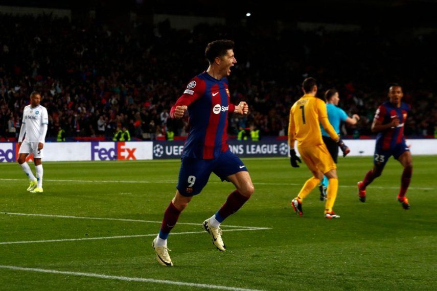 Robert Lewandowski celebra tras anotar el tercer gol del Barcelona ante Napoli en el partido de vuelta de los octavos de final de la Liga de Campeones, el martes 12 de marzo de 2024, en Barcelona.&nbsp;
