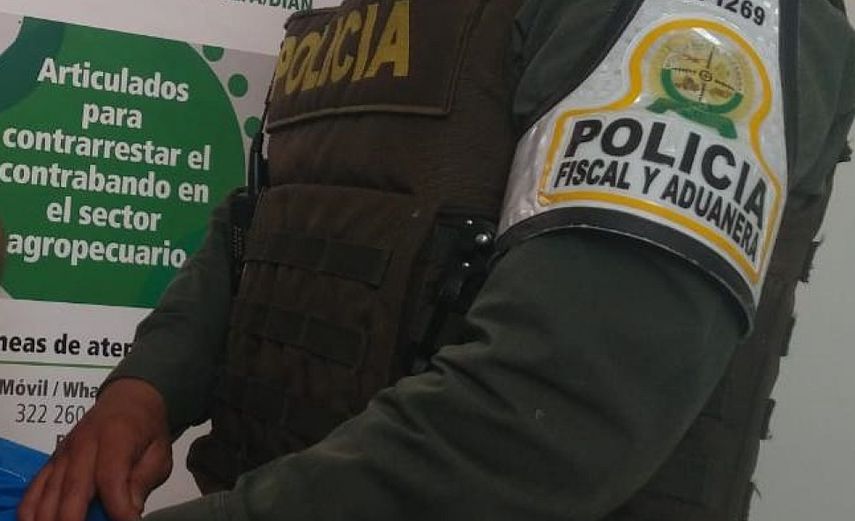 Detalle del uniforme de un oficial de&nbsp;Policía Fiscal y Aduanera colombiana en el departamento de Arauca.