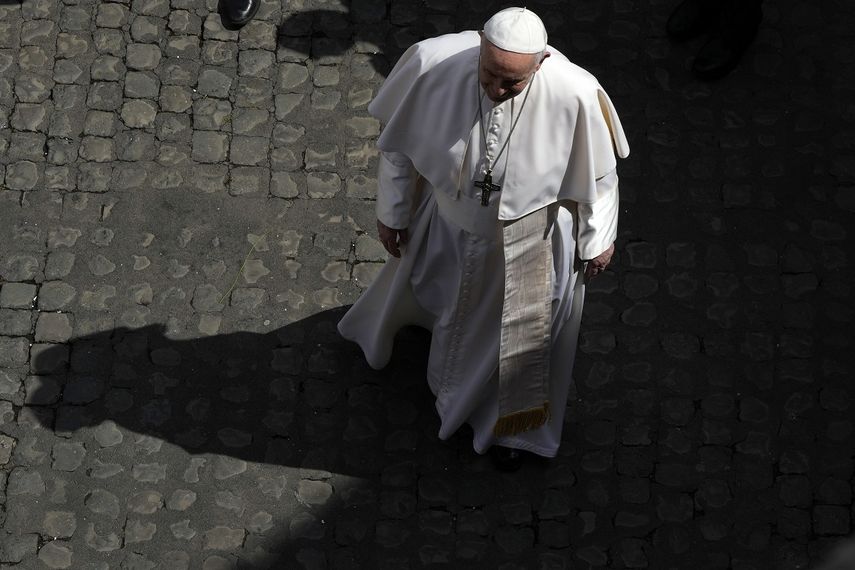 El papa Francisco camina durante su audiencia semanal por el patio de San Damaso, en el Vaticano, el 9 de junio de 2021.&nbsp;