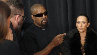 Kanye West y Bianca Censori asisten a la 67.ª edición de los premios GRAMMY el 2 de febrero de 2025 en Los Ángeles, California. 