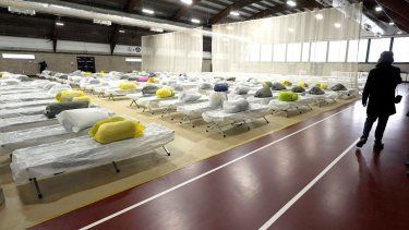 Una persona camina por una porción del Complejo Recreativo Cass que fue adaptada como albergue temporal para familias sin hogar. &nbsp;