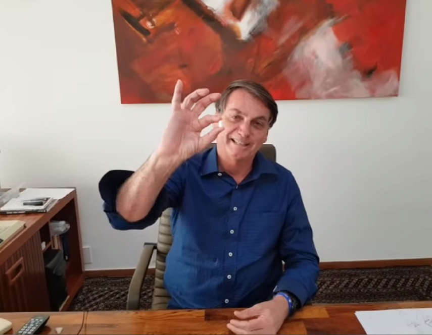 El presidente Jair Bolsonaro muestra el momento cuado se toma una pastilla.&nbsp;