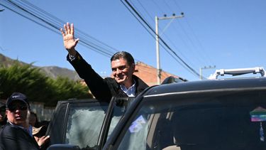 El presidente de Bolivia, Rodrigo Paz, saluda durante una visita a Carreras tras la reapertura de una carretera, luego de las protestas que exigen su renuncia, en el departamento de La Paz, Bolivia, el 5 de junio de 2026.