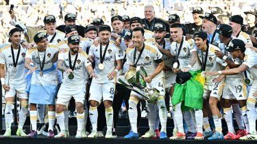 Los jugadores del Galaxy de Los Ángeles se preparan para alzar el trofeo de campeones de la temporada de la MLS, el 7 de diciembre de 2024.