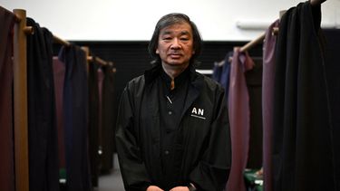 En esta foto de archivo tomada el 24 de marzo de 2022, el arquitecto japonés Shigeru Ban posa durante una sesión de fotos en París. Ban ha sido galardonado con el Premio Princesa de Asturias de la Concordia en España, que reconoce su labor en el diseño de estructuras de emergencia.