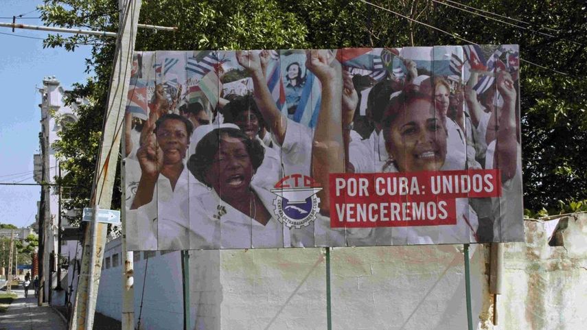 Propaganda oficial en una calle de La Habana.