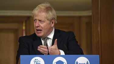 Acusan a Boris Johnson de llamar inútil total a ministro de Sanidad
