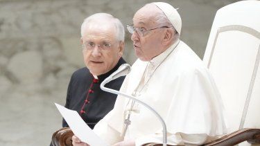 El papa Francisco se reúne con voluntarios de la Cruz Roja Italiana en la sala Pablo VI en el Vaticano, el sábado 6 de abril de 2024. 