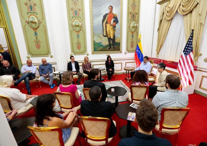 Nicolás Maduro reunido con los activistas estadounidenses que ocuparon la Embajada venezolana en Washington para impedir el acceso a Carlos Vecchio, embajador de Juan Guaidó.&nbsp;