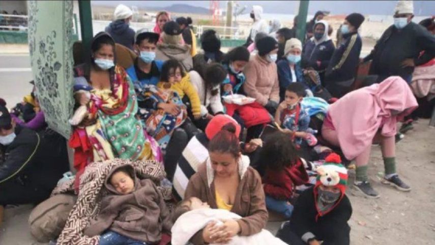 Los migrantes venezolanos se reúnen después de cruzar ilegalmente la frontera entre Bolivia y Chile en Colchane, Chile, el 3 de febrero de 2021.