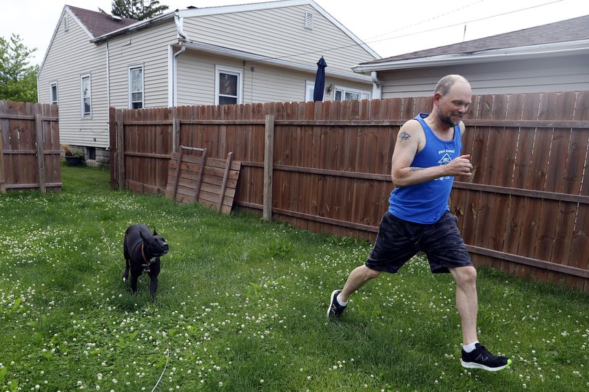 Christian Hainds juega con su perra Reyna en el patio de su casa en Hammond, Indiana, el 7 de junio de 2021.&nbsp;