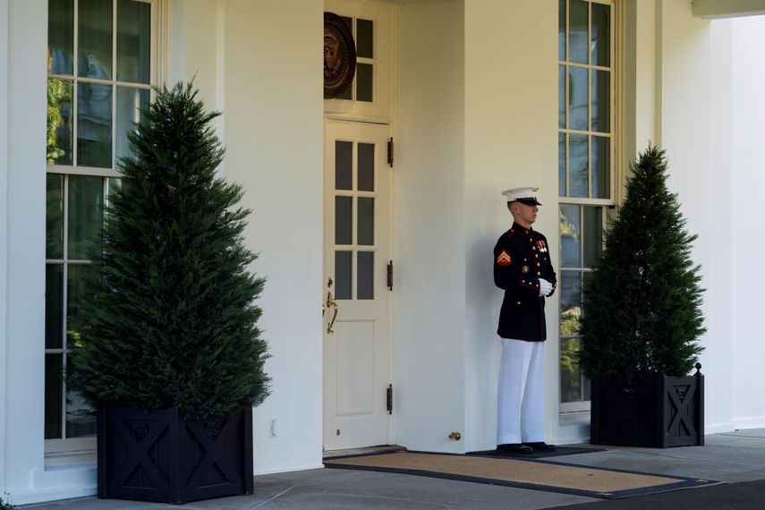Un infante de Marina monta guardia afuera del Ala Oeste de la Casa Blanca el mi&eacute;rcoles 7 de octubre de 2020, en se&ntilde;al de que el presidente Donald Trump se encuentra en la Oficina Oval, en Washington.